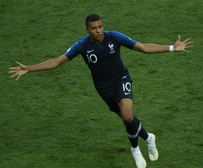 姆巴佩伯納烏貴賓室加冕：首獲歐洲金靴，續寫(xiě)<a href='/news/tag/286.html' style='color: blue;'>皇馬</a>傳奇新篇