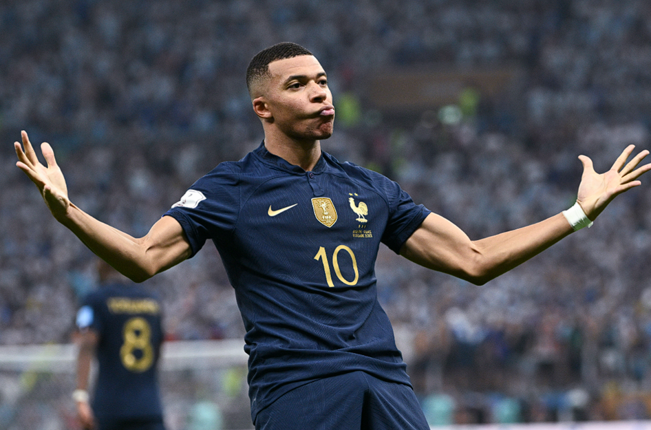 姆巴佩伯納烏貴賓室加冕：首獲歐洲金靴，續寫(xiě)皇馬傳奇新篇