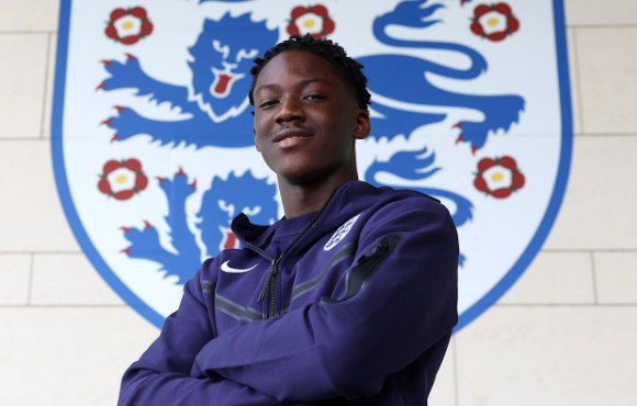 曼聯(lián)風(fēng)波：梅努與阿莫林互動(dòng)背后的輿論漣漪