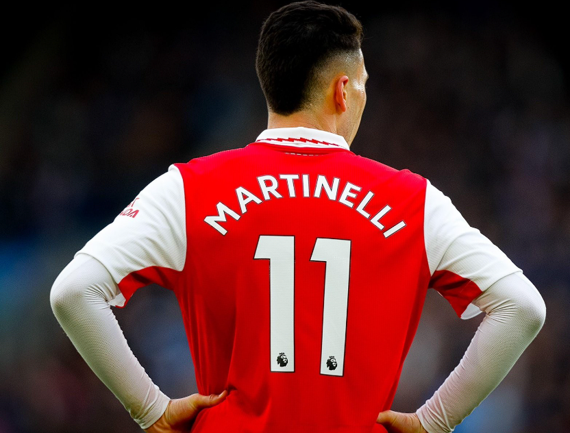 足總杯賽場馬丁內(nèi)利戴帽，爭議后用表現(xiàn)正名