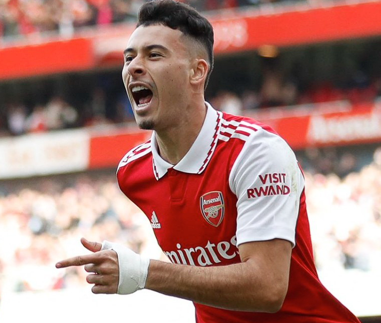 足總杯賽場(chǎng)馬丁內(nèi)利戴帽，爭(zhēng)議后用表現(xiàn)正名